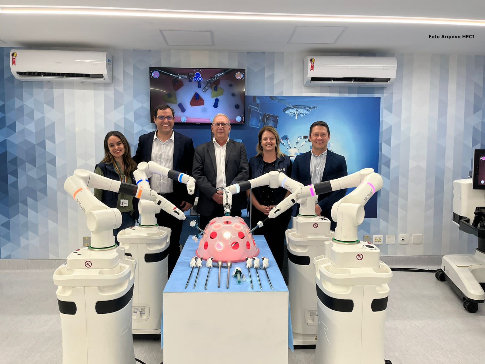 A foto mostra equipe do HECI responsável pelas cirurgias robóticas