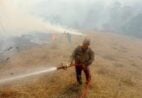 Defesa Civil combate incêndio em área de vegetação no Itabira, em Cachoeiro