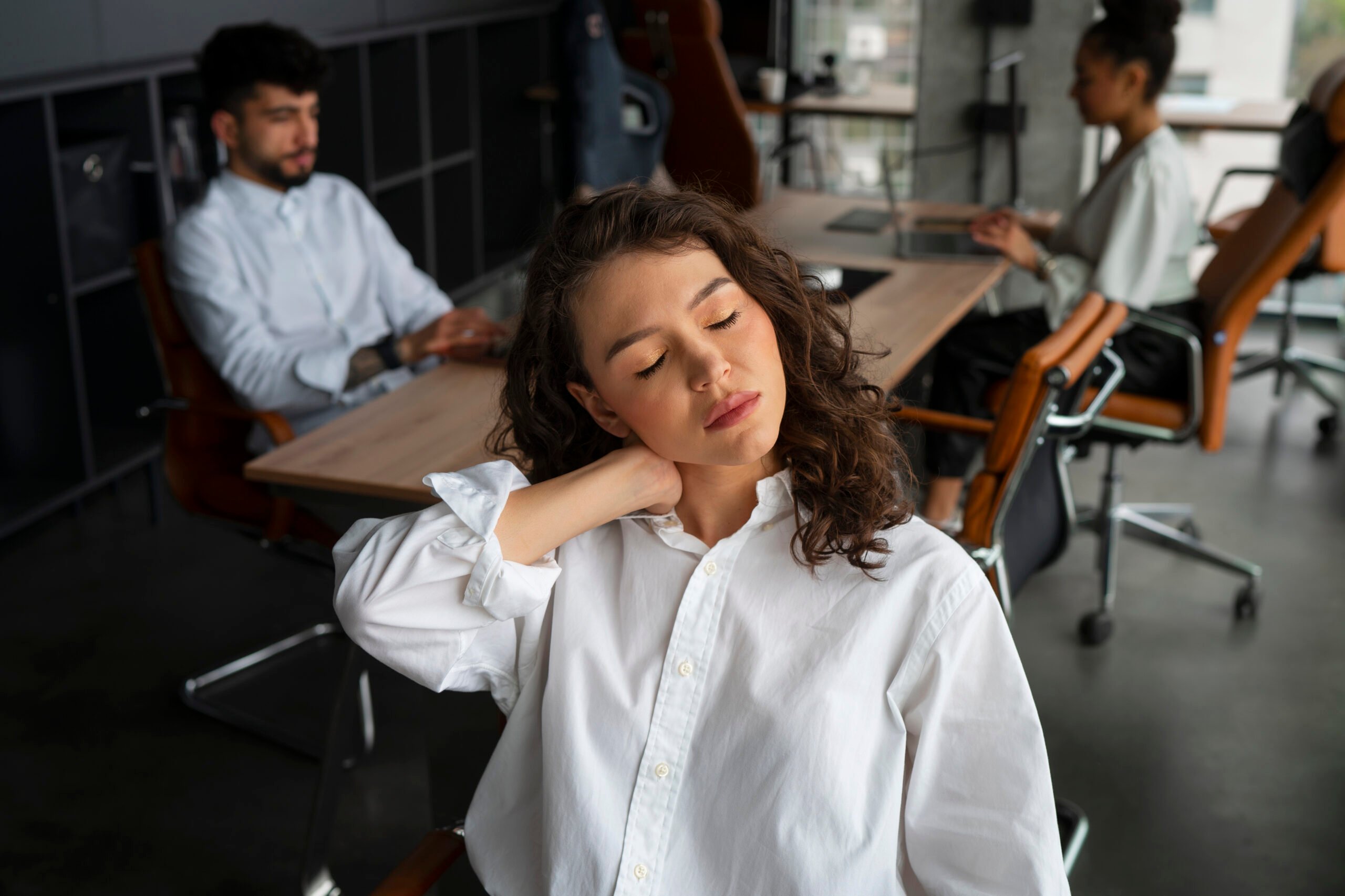 A foto mostra alongamento no trabalho