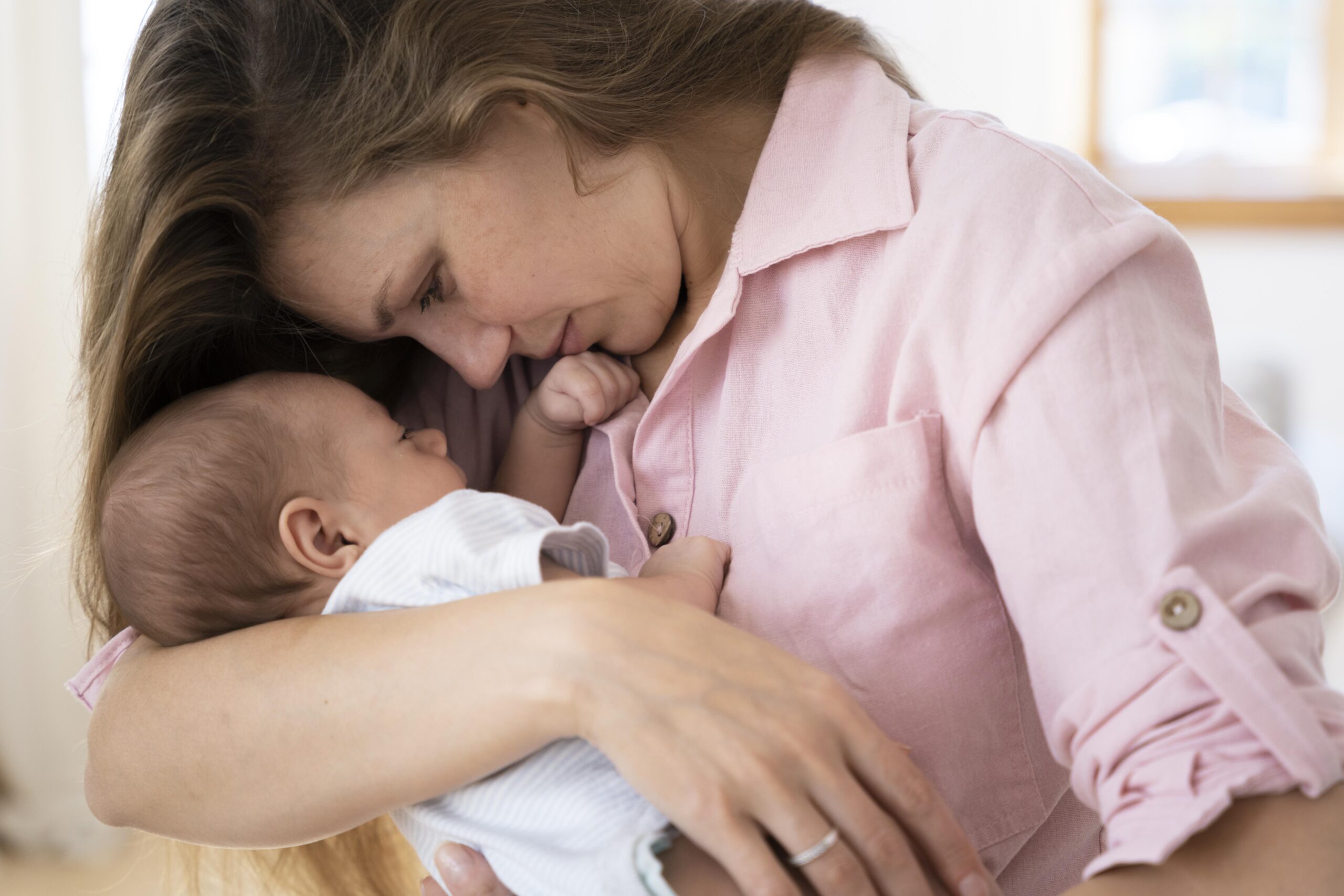 A foto mostra mãe e bebê com língua presa