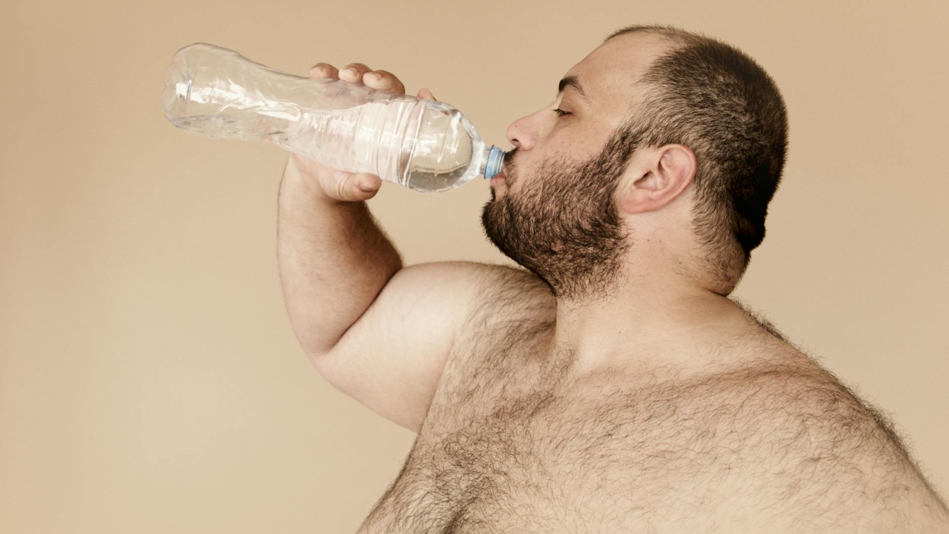 A foto mostra uma pessoa obesa