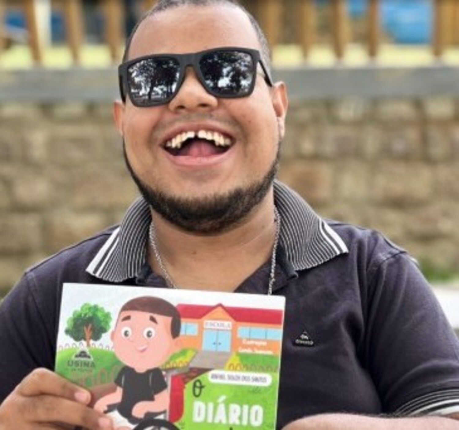 A foto mostra Rafael Souza, escritor com paralisia infantil