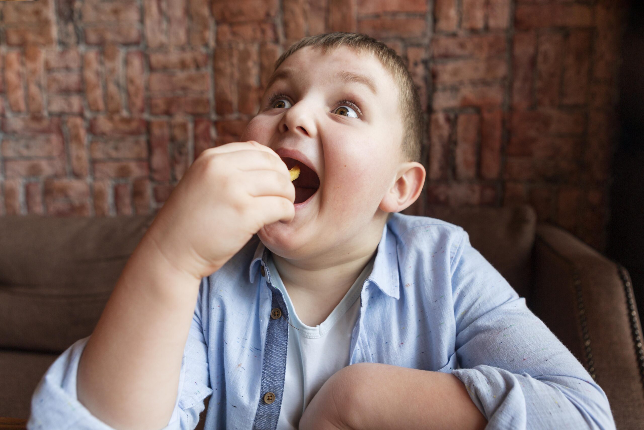 A foto mostra obesidade infantil