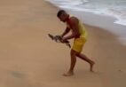 Guarda-Vidas de Marataízes resgata tartaruga presa em rede de pesca