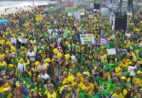 Ato bolsonarista em Copacabana tem bandeiras dos EUA e faixas contra STF