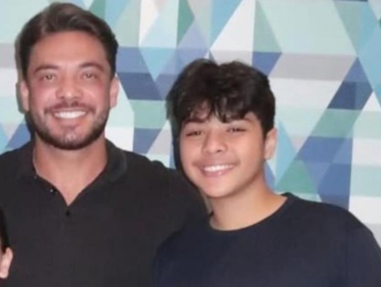 A foto msotra cantor Wesley Safadão cm seu filho doente
