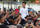 Rapper Oruam deixa prisão no Rio de Janeiro e é carregado por multidão