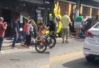 VÍDEO | Colisão entre moto e carro deixa uma mulher ferida em Cachoeiro