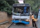 Motorista e alunos ficam feridos após ônibus perder o freio e bater em casa no ES