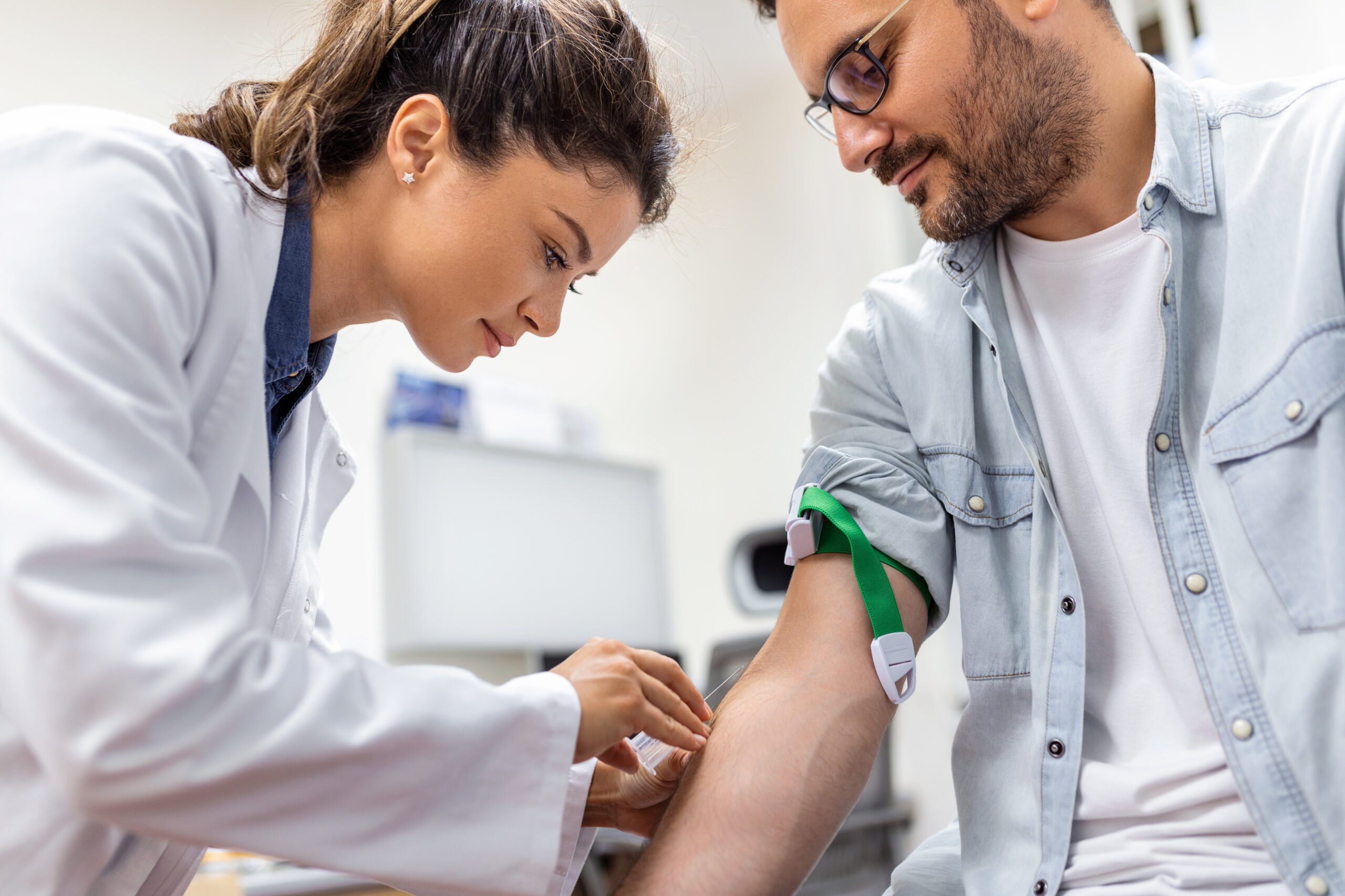 A foto mostra exame de sangue para detectar nível de colesterol.