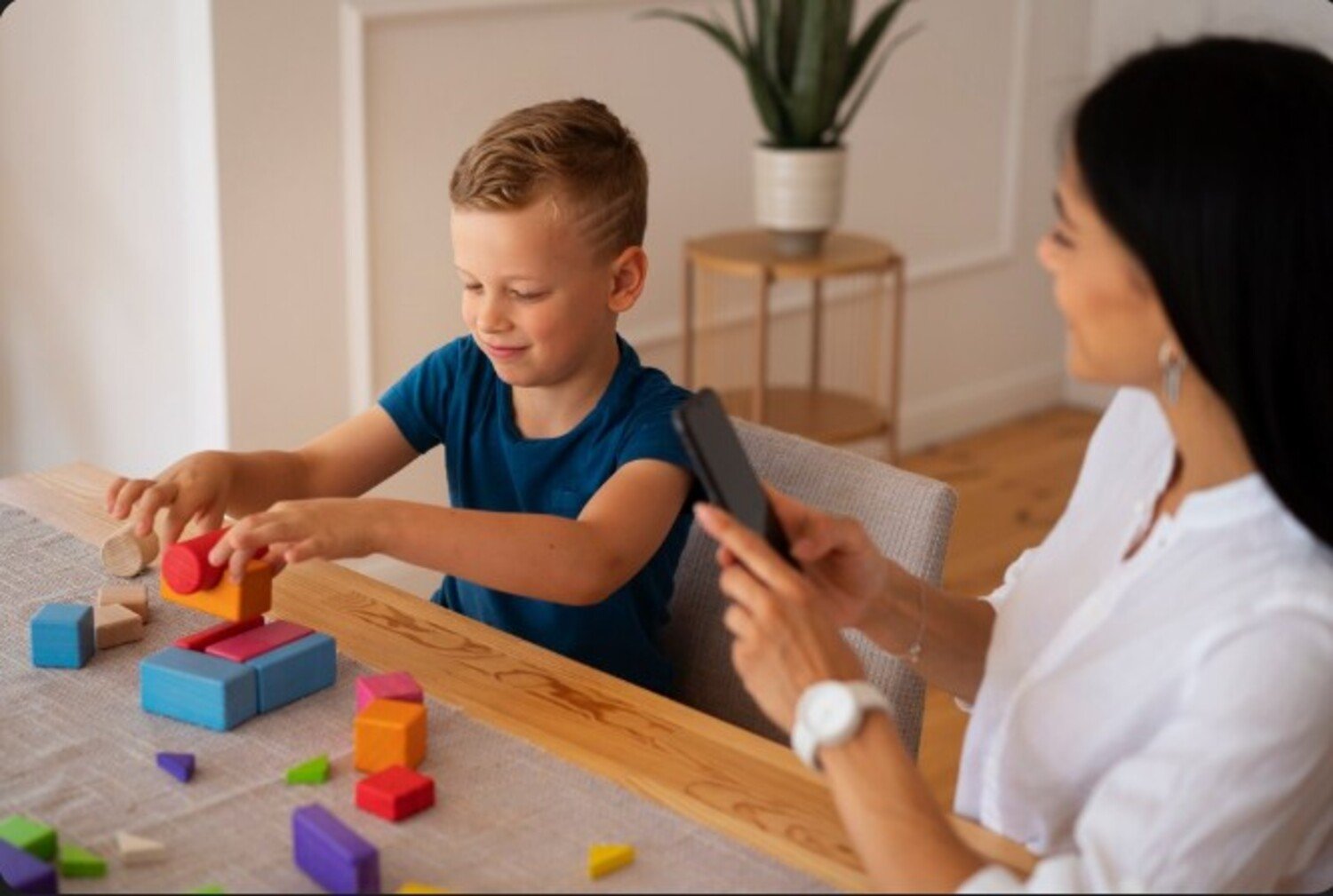 A foto mostra criança autista
