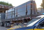 Caminhão com 31 toneladas de granito é interceptado pela PRF em Mimoso do Sul