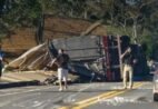 Carreta tomba após colisão com carro e interdita BR-101 no ES