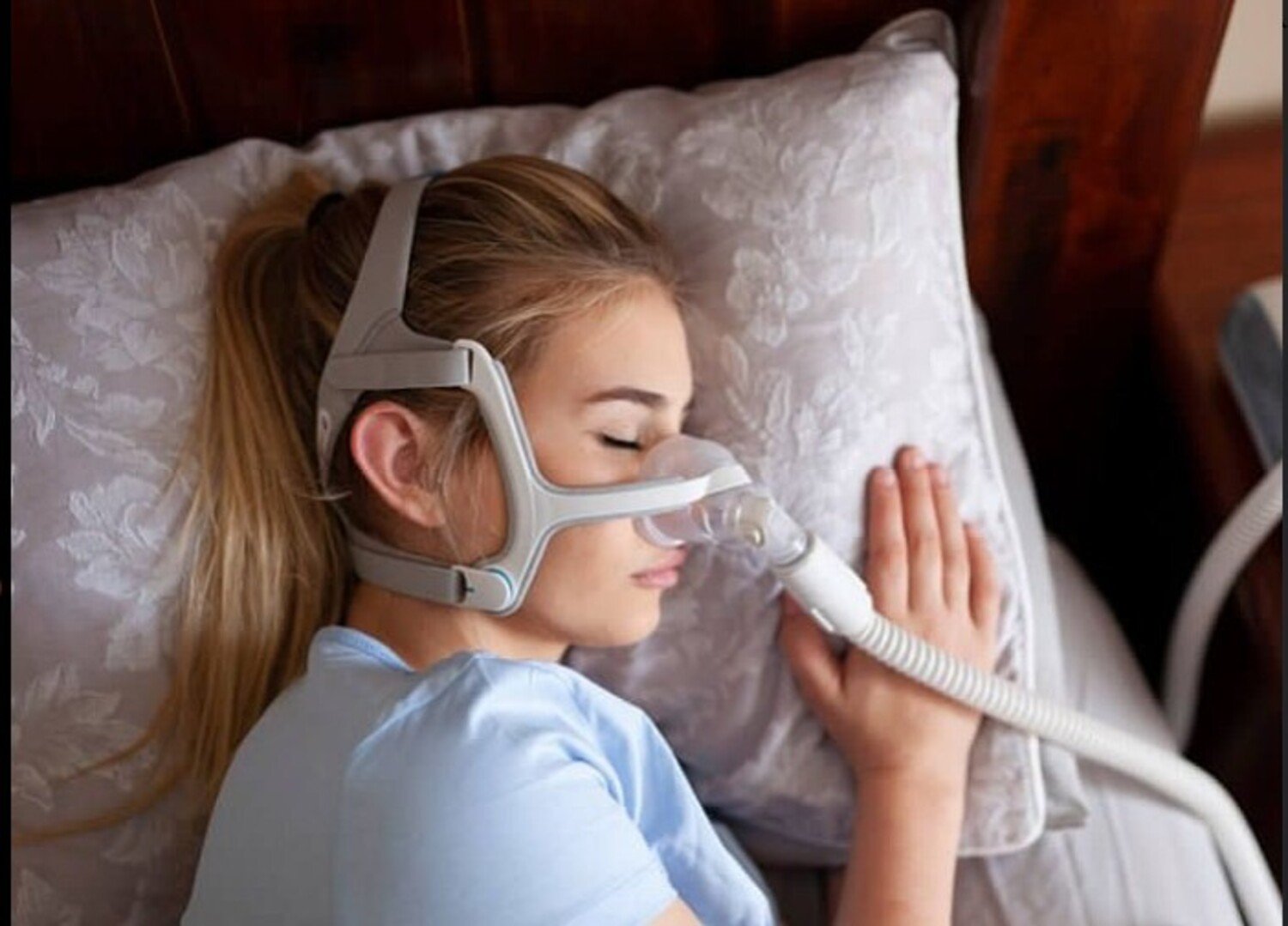 A foto mostra pessoa usando cpap