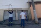 Piúma realiza limpeza de fios soltos nos postes