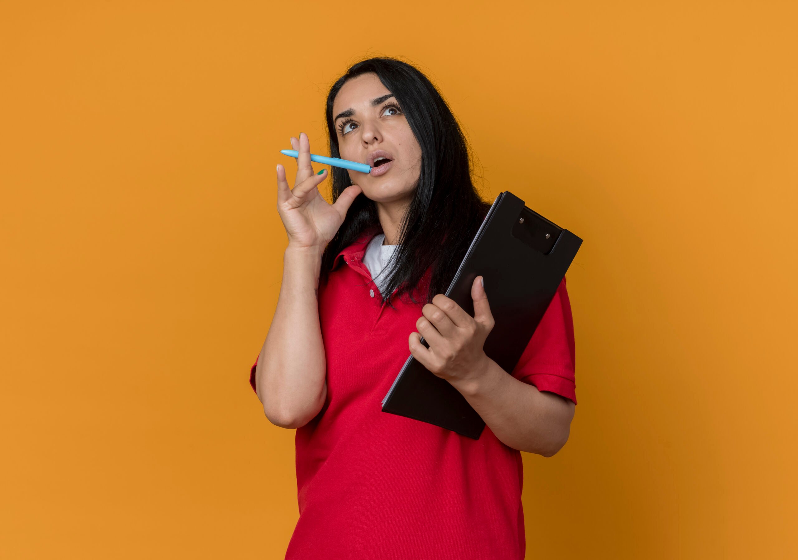 A foto mostra pessoa com caneta na boca