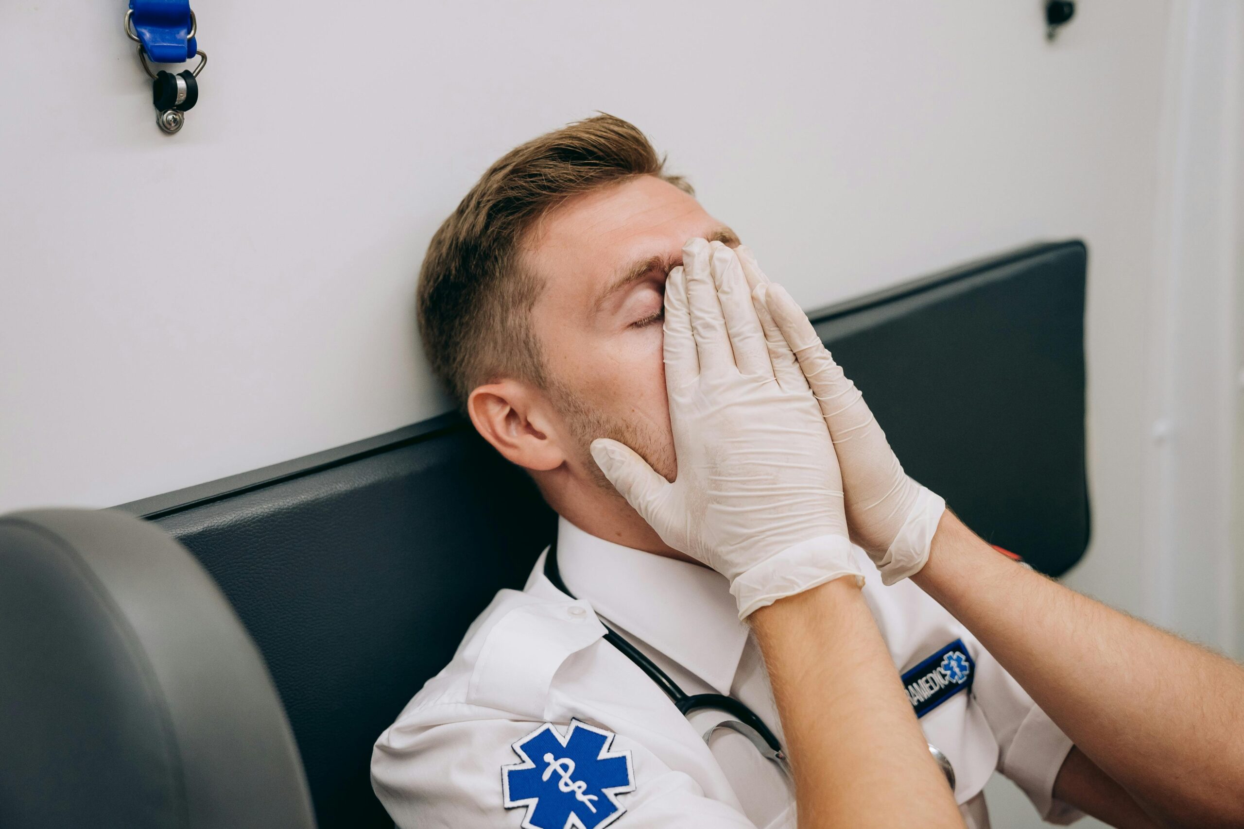A foto mostra médico exausto