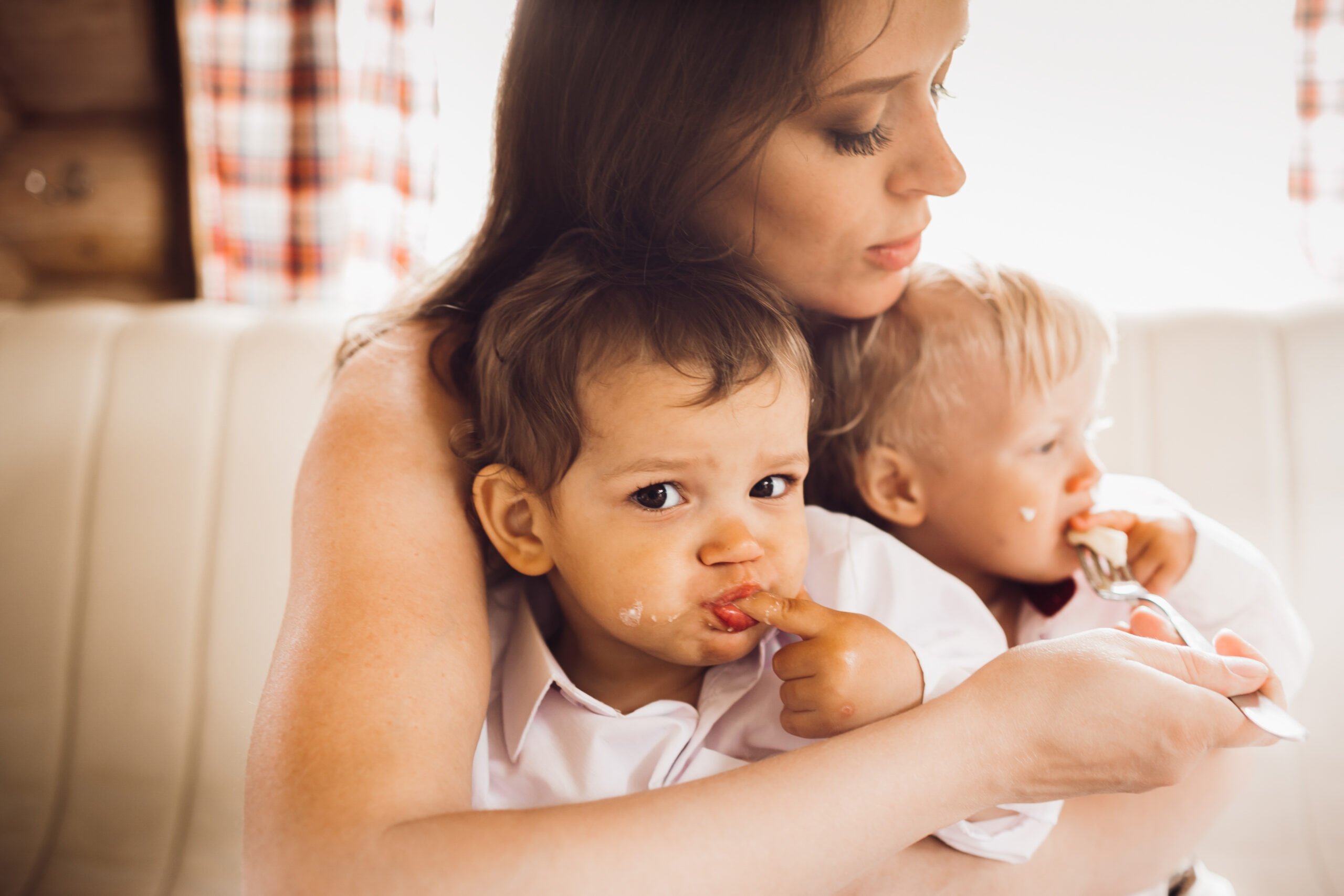A foto mostra criança e bebê