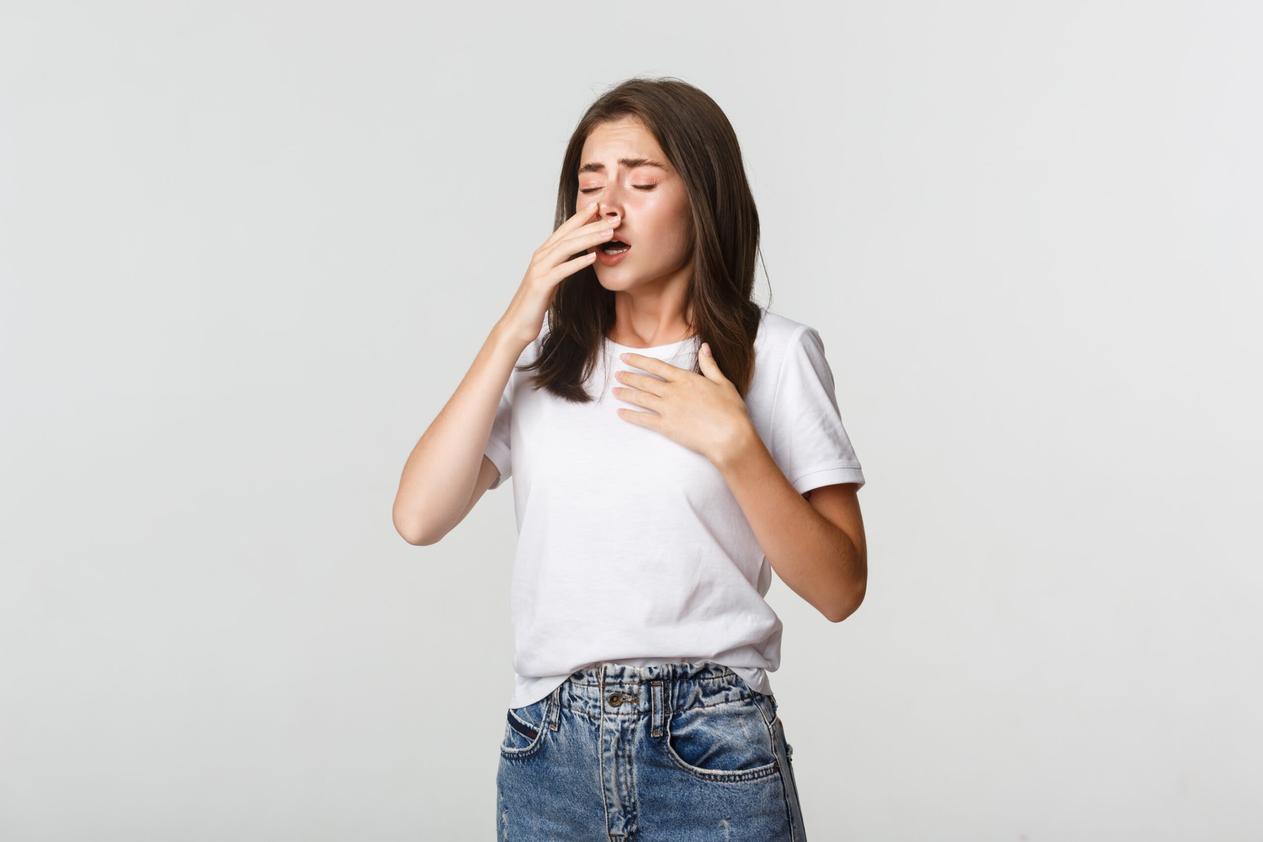 A foto mostra pessoa com alergia, espirrando