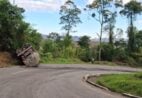 Caminhão carregado com gasolina tomba e interdita rodovia em Muniz Freire