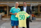 Jogador da Seleção Brasileira, o capixaba Richarlison, é homenageado pela CBF