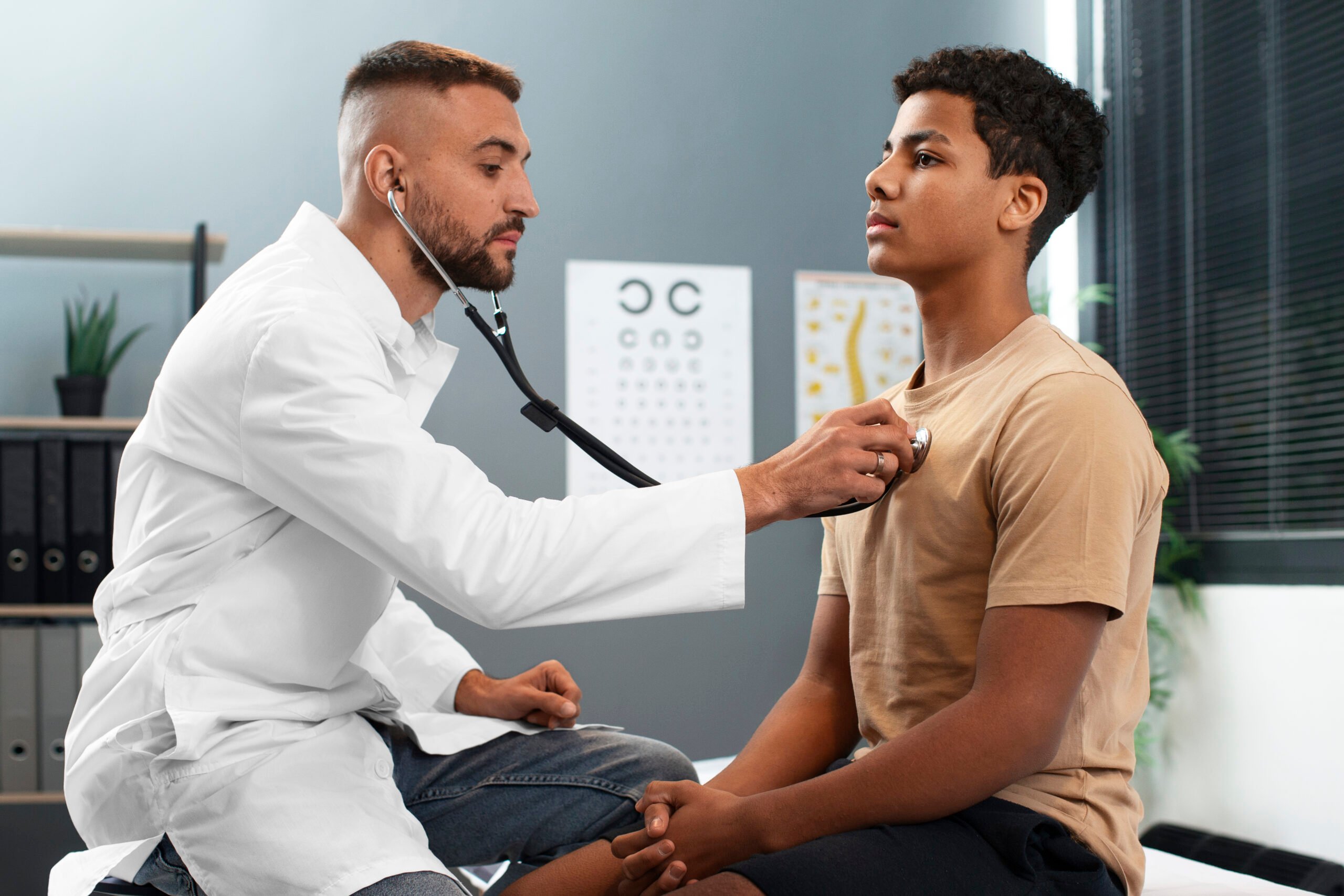 A foto mostra homem no médico