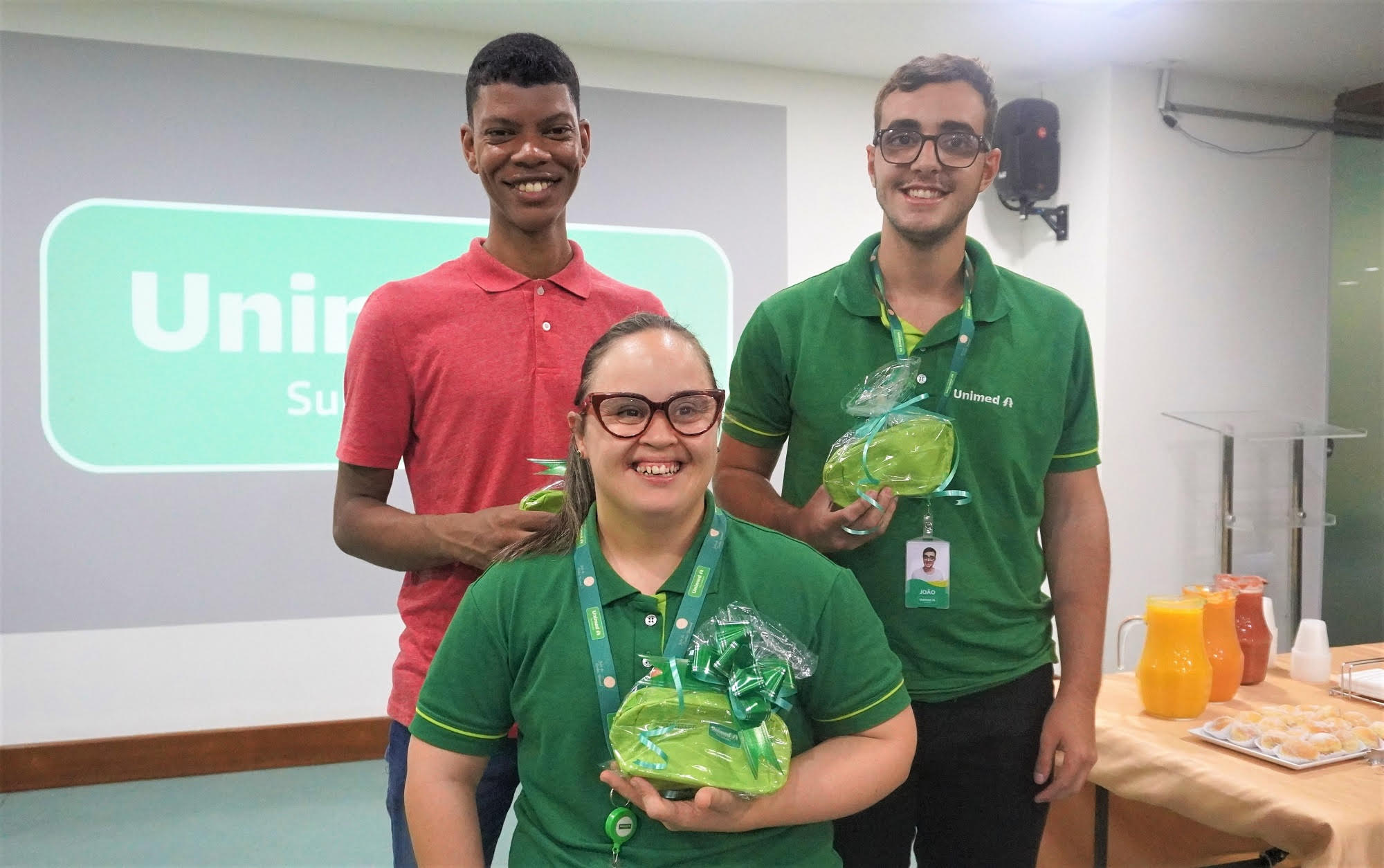A foto mostra profissionais PCDs da Unimed