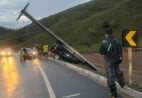 Carro sai da pista e colide com poste durante chuva em Cachoeiro