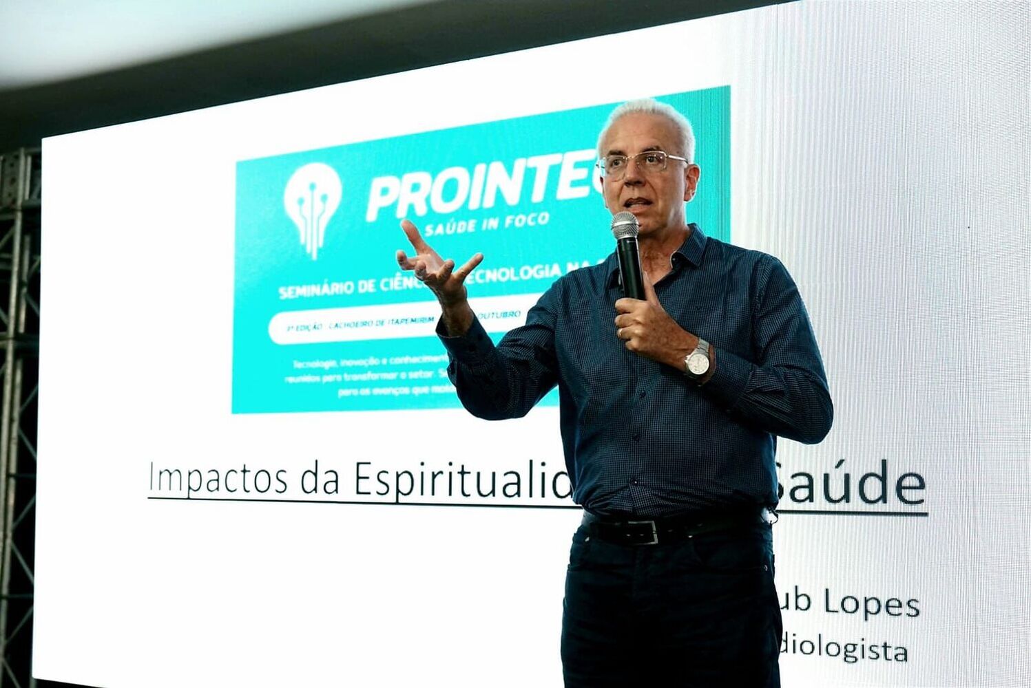 A foto mostra Dr. Ayub faalndo sobre espiritualidade e ciência