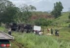 Carreta tomba na BR 101, em Itapemirim, e carga é saqueada por populares
