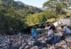 Caminhão carregado de leite tomba na serra entre Venda Nova e Castelo