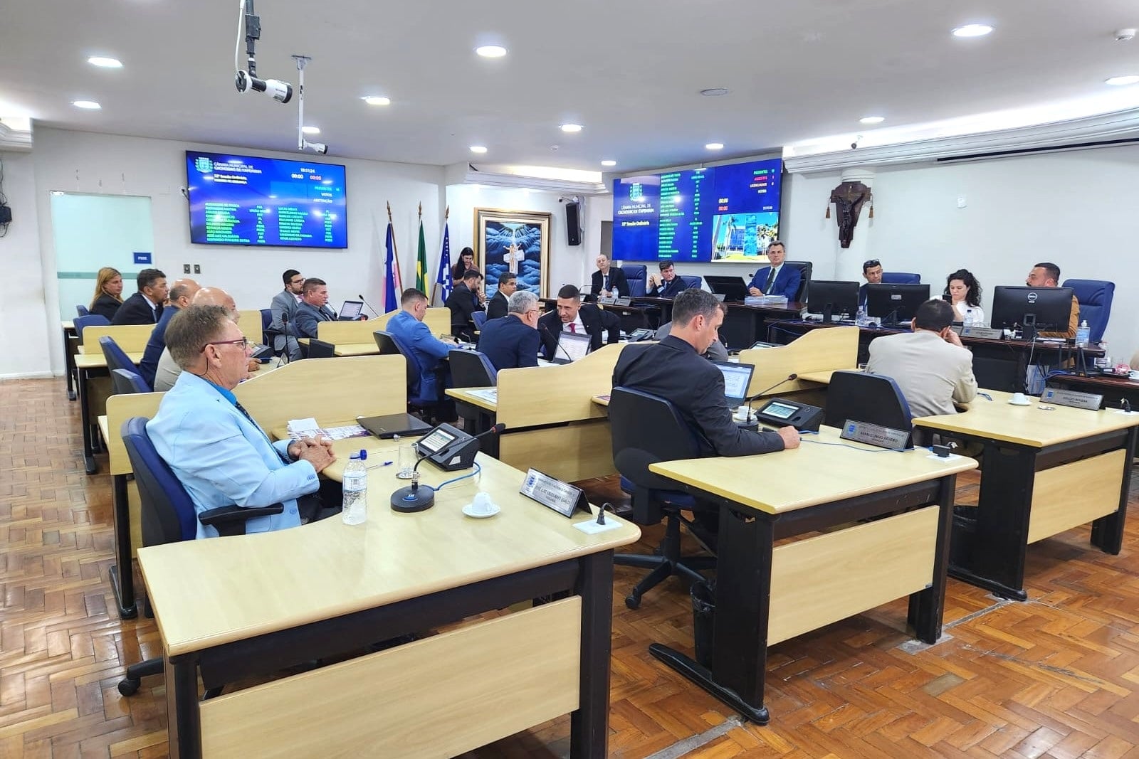 Vereadores na Câmara Municipal de Cachoeiro de Itapemirim durante sessão ordinária que aprovou mudanças na lei de contratações temporárias para garantir a continuidade dos serviços públicos essenciais