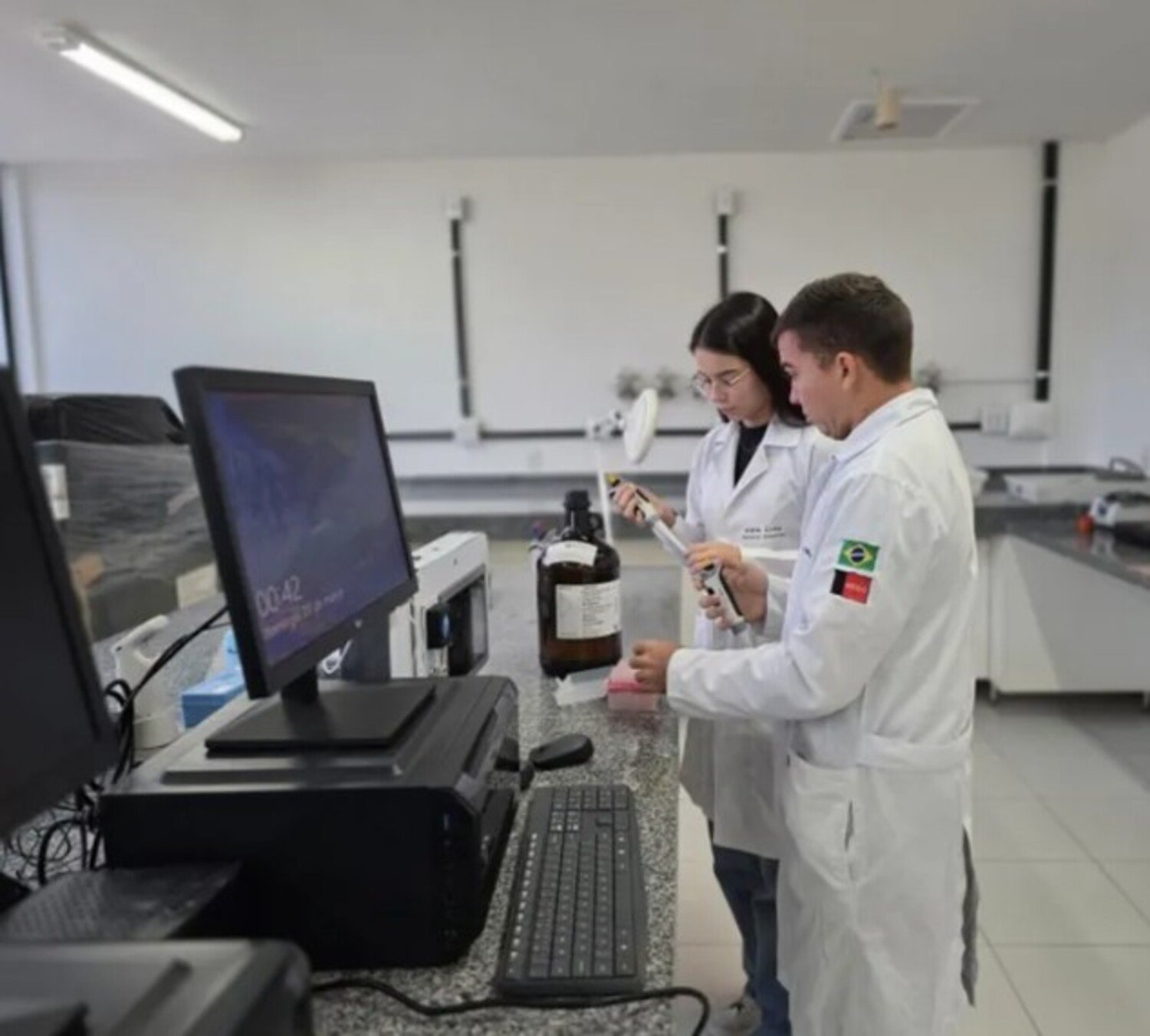 A foto mostra pesqusadores da UEBA que descobriram canudo que detecta metanol