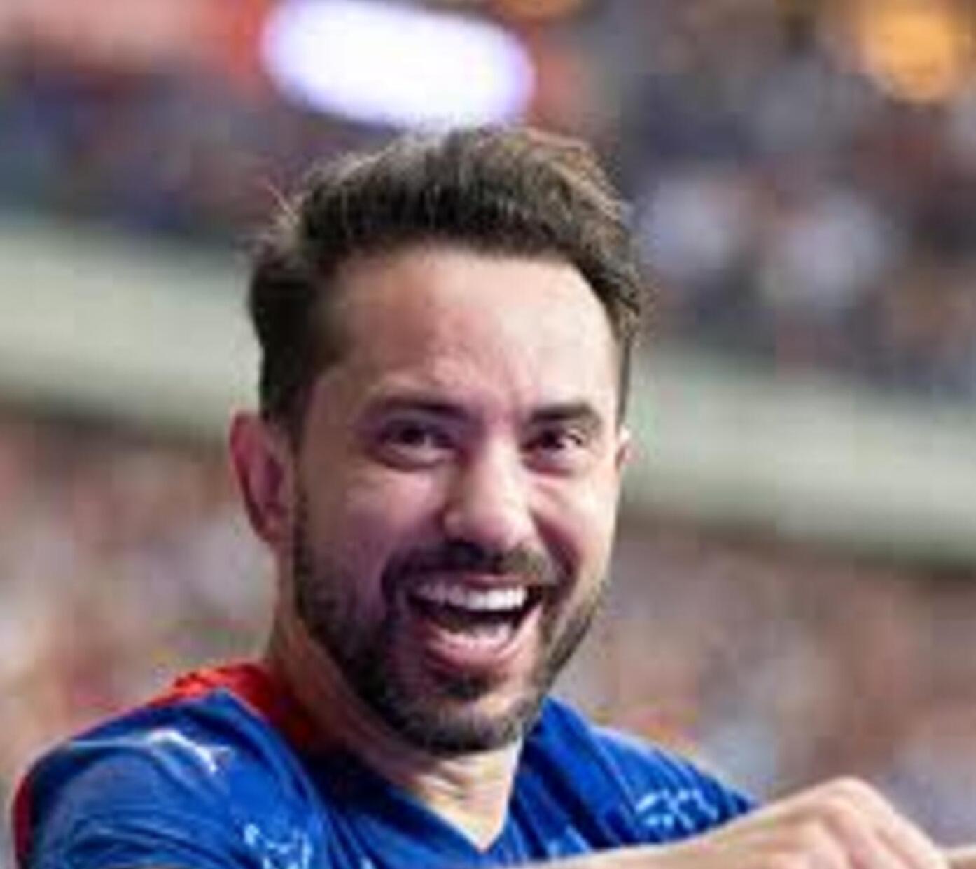 A foto msotra o jogador Everton Ribeiro vítima de Câncer de tireoide