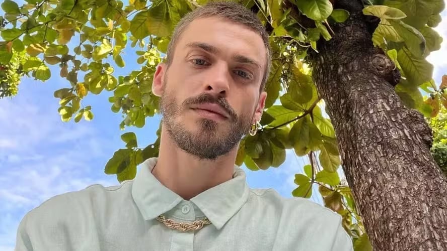 O ator de 31 anos ficou conhecido por ter integrado o elenco de Malhação em 2014 como o personagem João, ele utilizava o nome artístico de Felipe Céu