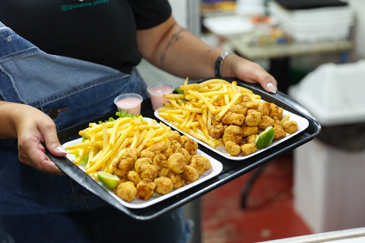 Pessoa segurando os partos que serão servidos no Festival Viva Atílio Vivácqua