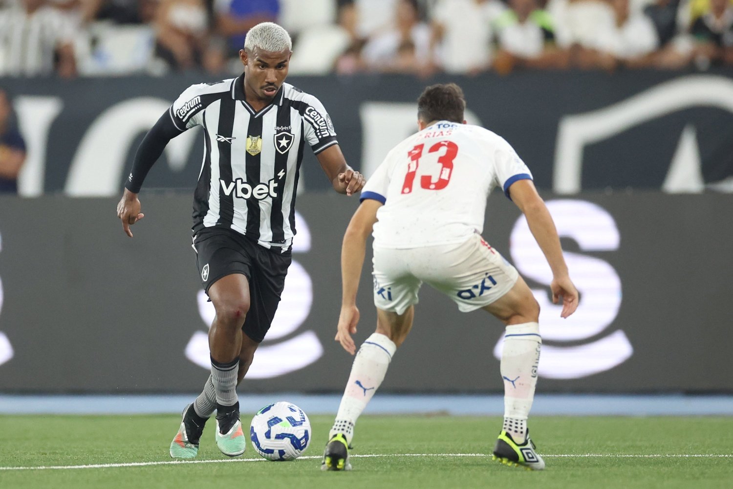 jogadoro do botafogo tenta um drible
