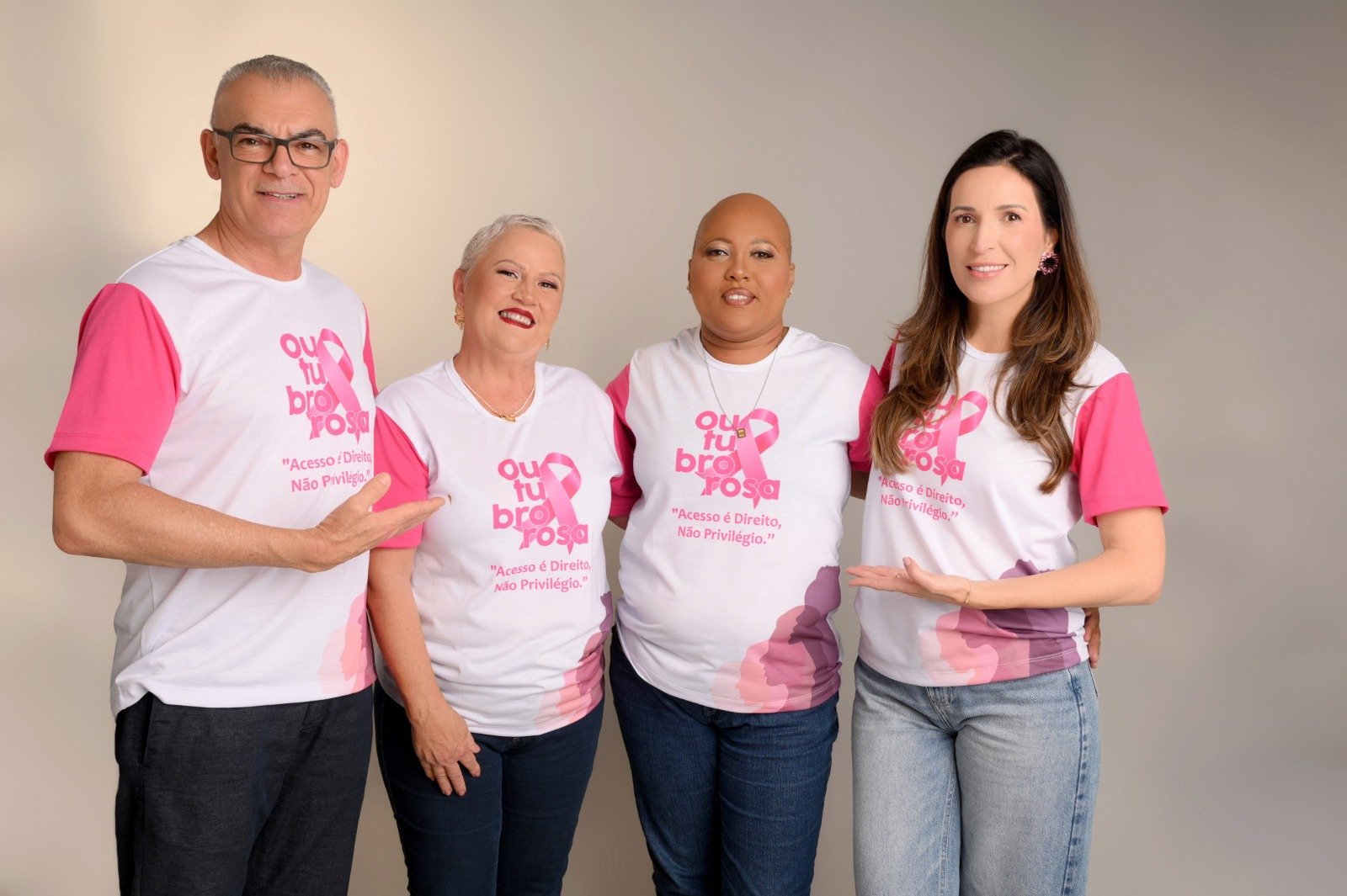 A foto mostra médicos e pacientes do HECI na campanha Outubro Rosa.
