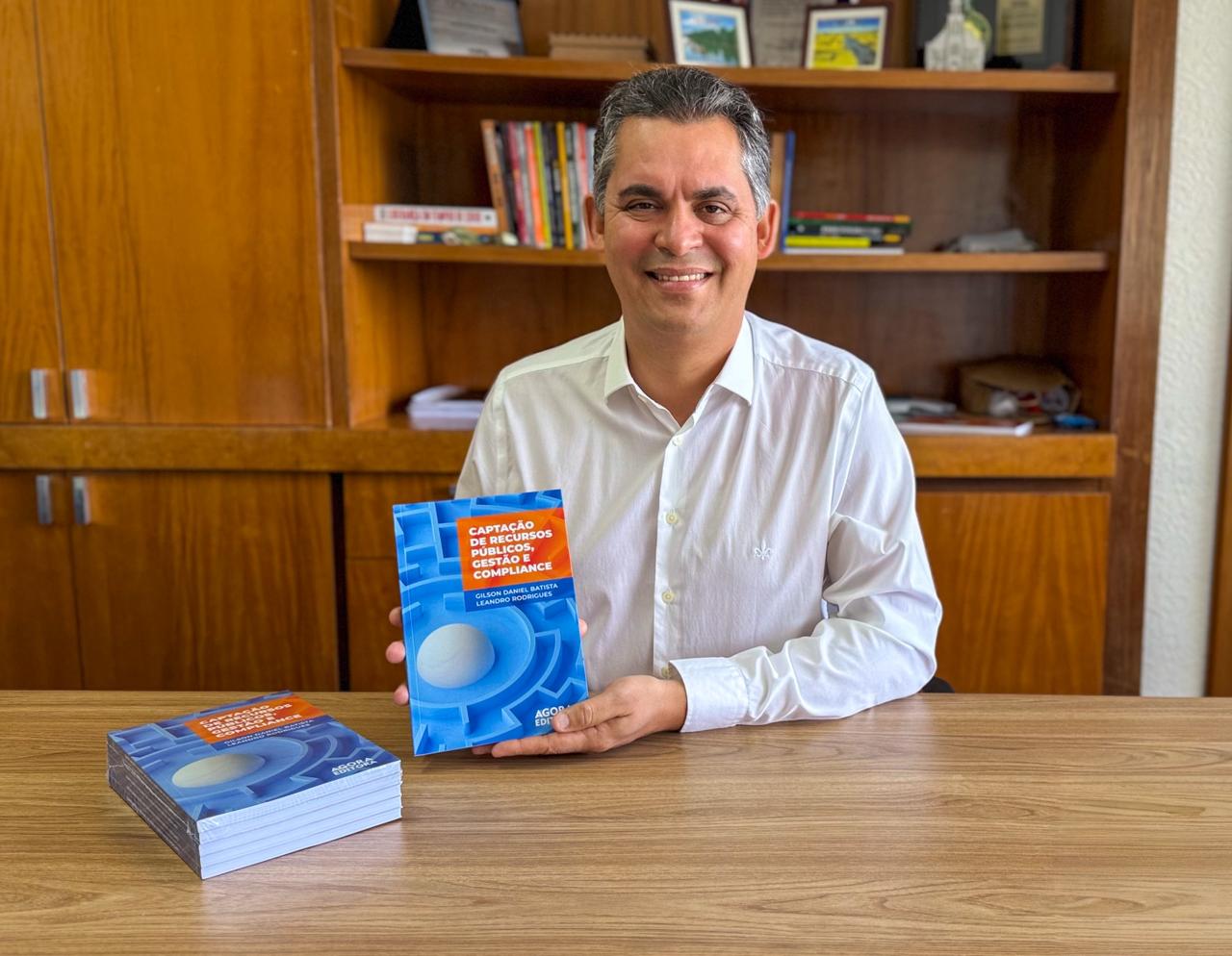 Gilson Daniel exibindo seu livro inédito