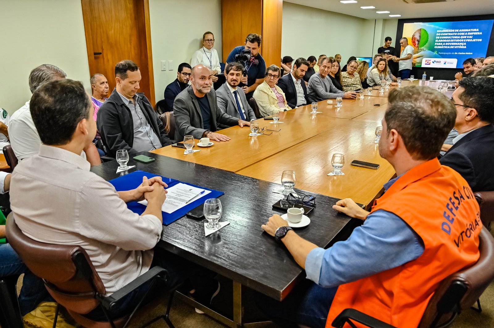 Assinatura do contrato com a empresa de consultoria que vai elaborar estudos e projetos para a Governança Climática de Vitória