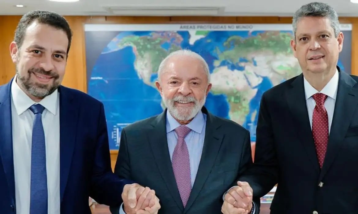 Guilherme Boulos com o presidente Lula durante o convite