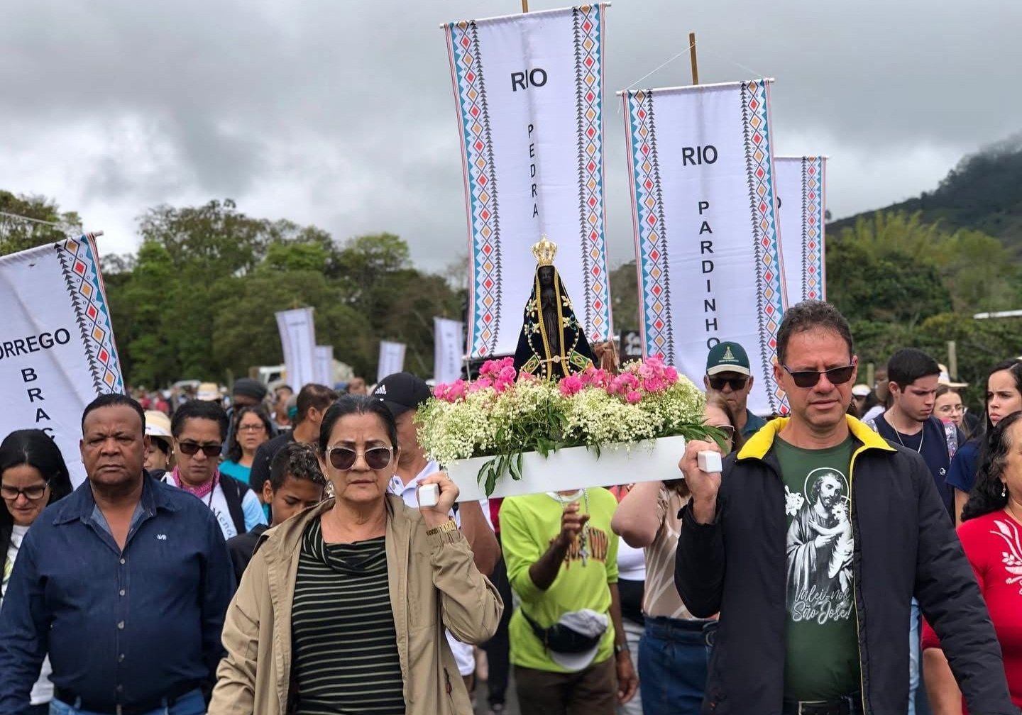 Fiéis carregando Nossa Senhora Aparecida durante a II Romaria da Água e da Terra