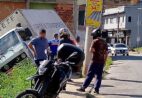 Caminhão baú tomba em barranco em avenida de Cachoeiro