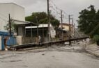 Poste de energia cai sobre avenida em Cachoeiro