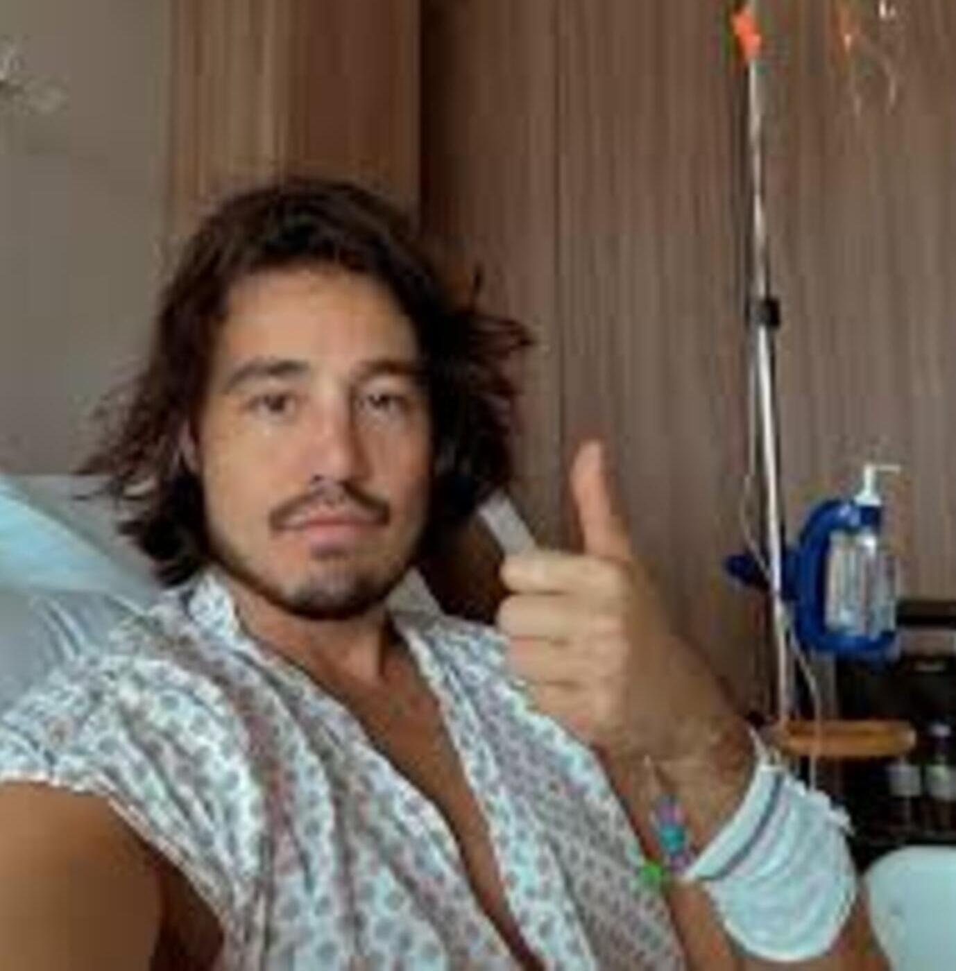 A foto mostra Tiago Iorg internado cdevido à hérnia de disco cervical