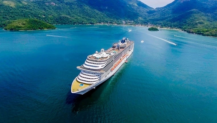 Navio chegando e marcando o início da temporada de cruzeiros no Brasil