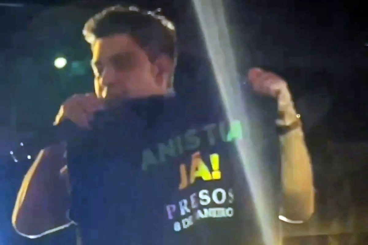 Zezé di Camargo mostrando a camisa com anistia já