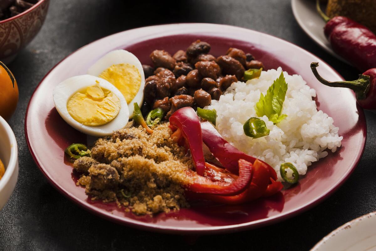 A foto mostra prato nutritivo com arroz e feijão
