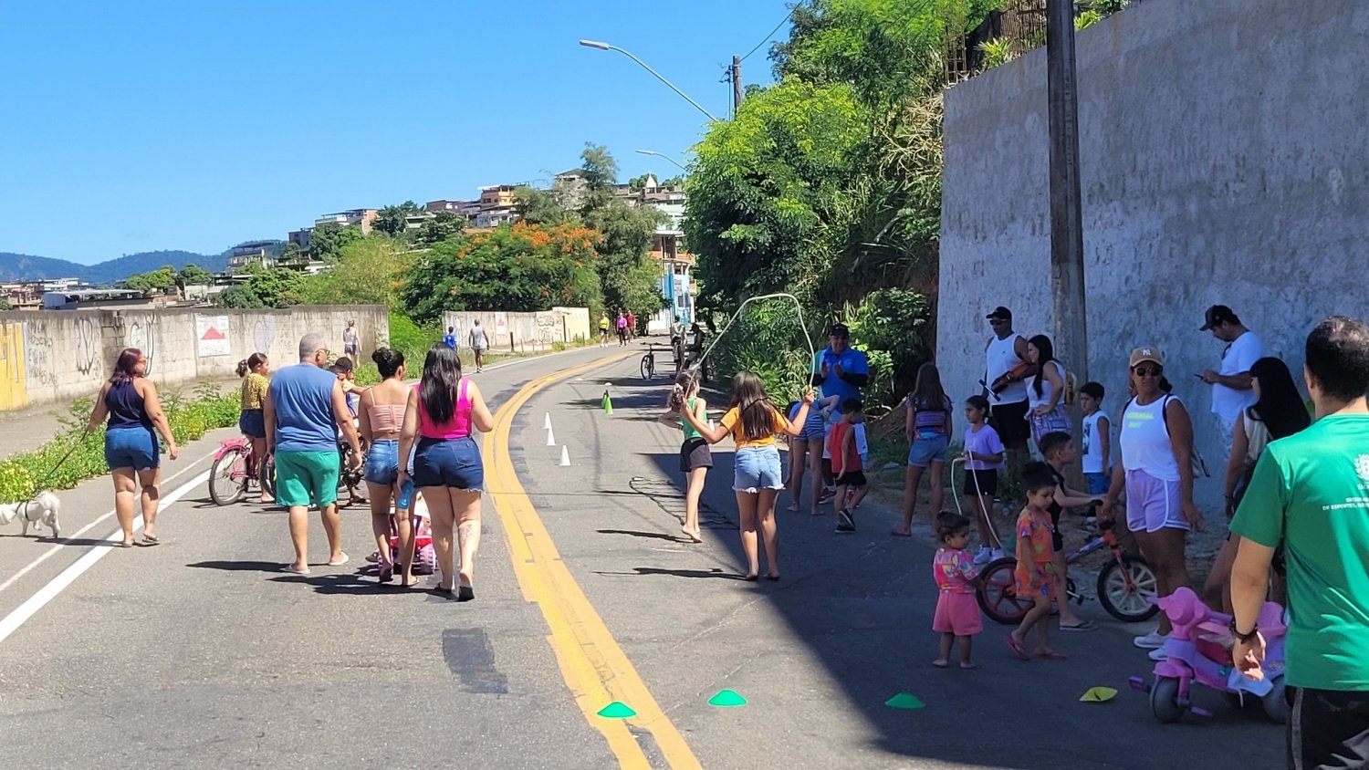crianças brincando na avenida de lazer