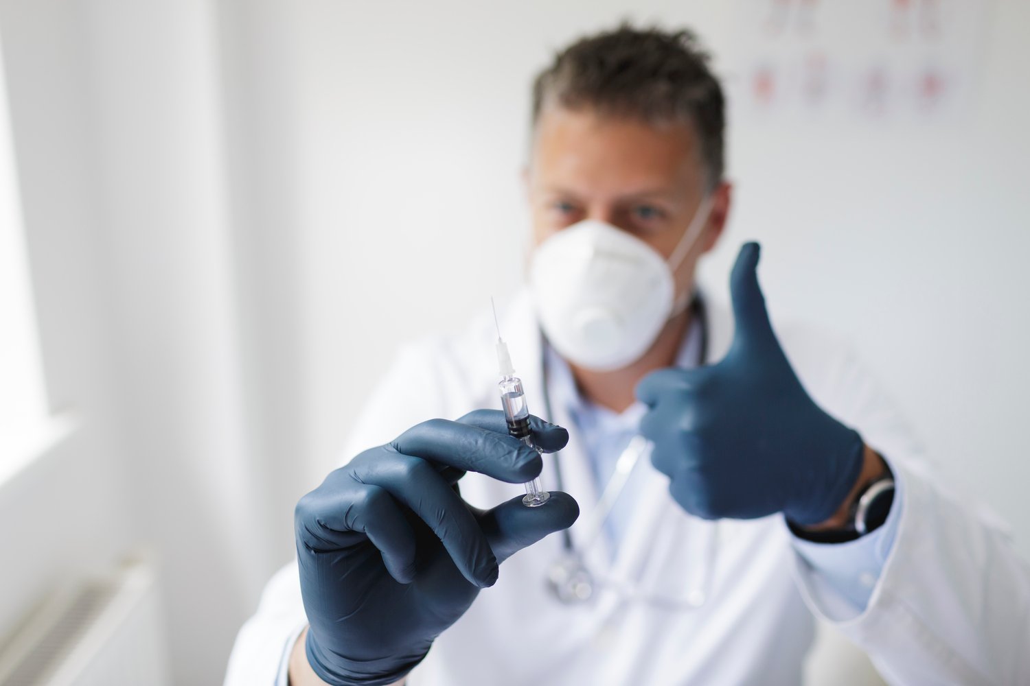 A foto mostra cientista com vacina experimental contra câncer